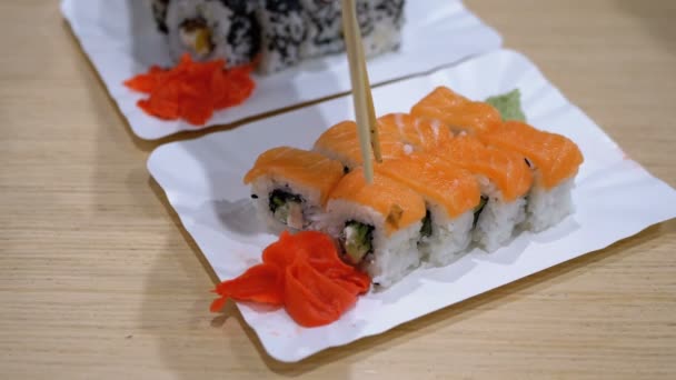 Palillos tomando sushi en un restaurante japonés — Vídeo de stock