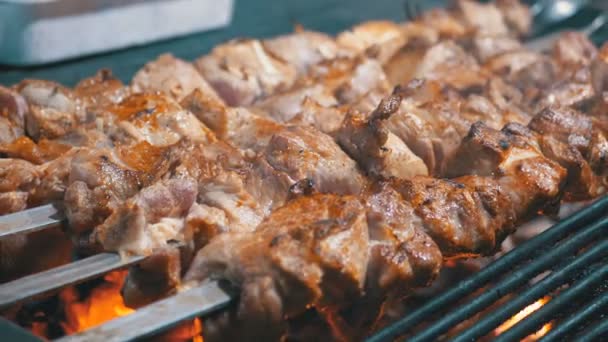 Shish Kebab cocinado en la parrilla en el mercado callejero — Vídeos de Stock