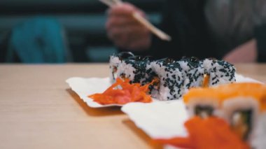 Bir Japon restoranında beyaz tabakta somon suşi rulo