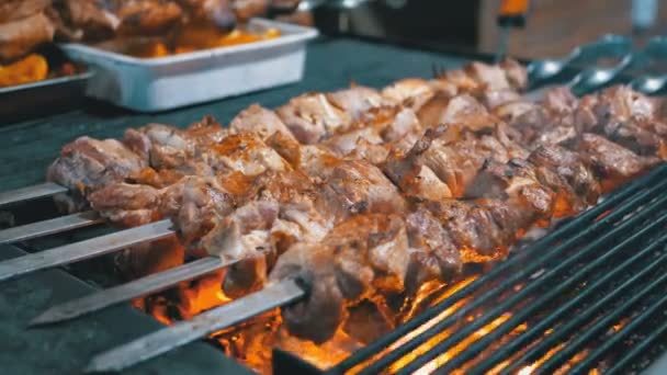 Shish Kebab Cozido na grelha no mercado de rua — Vídeo de Stock