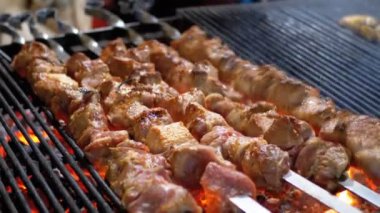 Semt pazarı üzerinde ızgara şiş üzerinde ızgara et