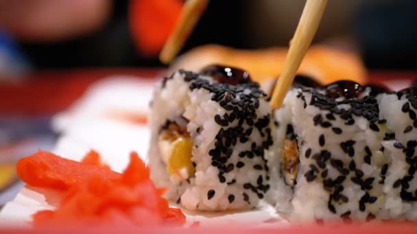 Chopsticks Tomando Sushi em um restaurante japonês — Vídeo de Stock