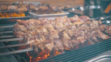 Şiş kebap sokak piyasada ızgarada pişmiş