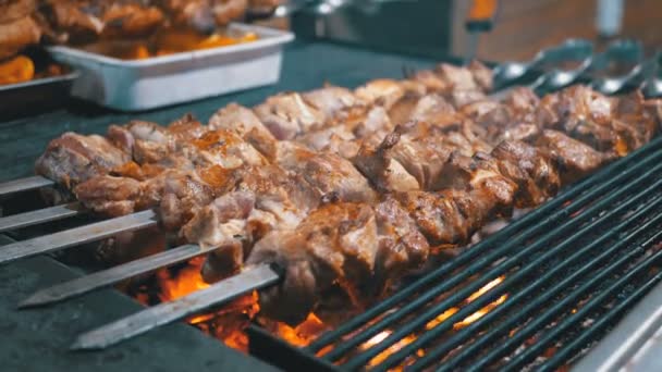 Fleisch am Spieß auf dem Grill auf dem Wochenmarkt — Stockvideo