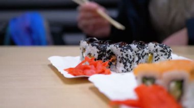 Bir Japon restoranında beyaz tabakta somon suşi rulo