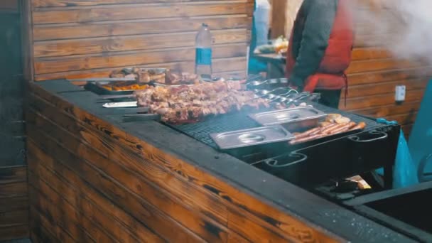 Vlees Grill Straatmarkt Brochettes Gegrild Chef Van Verkoper Achter Toonbank — Stockvideo