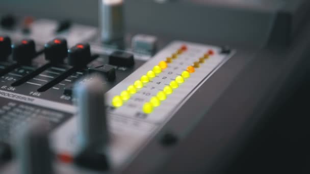 LED-Pegelanzeige auf dem Soundmischpult — Stockvideo
