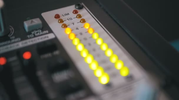 LED Indicator niveau signaal op de Sound Mixing Console — Stockvideo