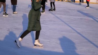 Güneşli bir günde buz pateni pisti üzerinde patinaj insanlardır. Ağır çekim