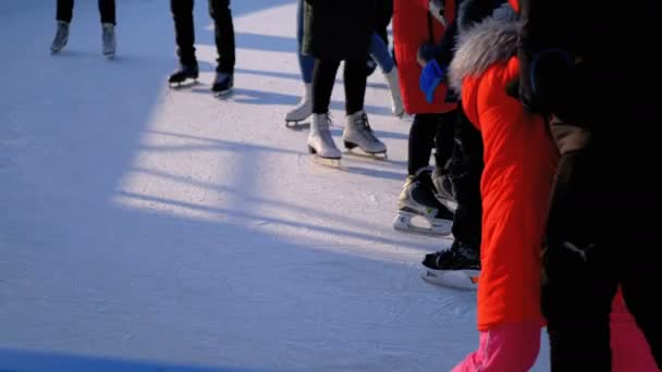 Bei schönem Wetter wird auf der Eisbahn Schlittschuh gelaufen. Zeitlupe — Stockvideo