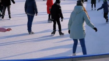 Güneşli bir günde buz pateni pisti üzerinde patinaj insanlardır. Ağır çekim