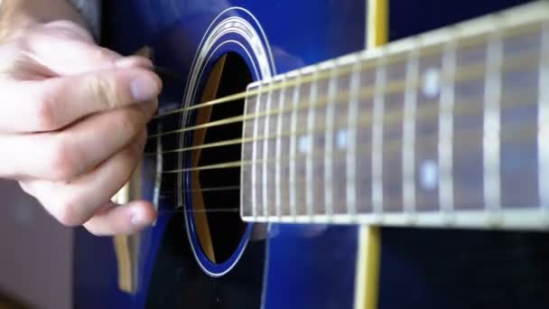 Homem a tocar guitarra acústica. Movimento lento — Vídeo de Stock