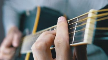 Adam bir akustik gitar çalmak. Ağır çekim