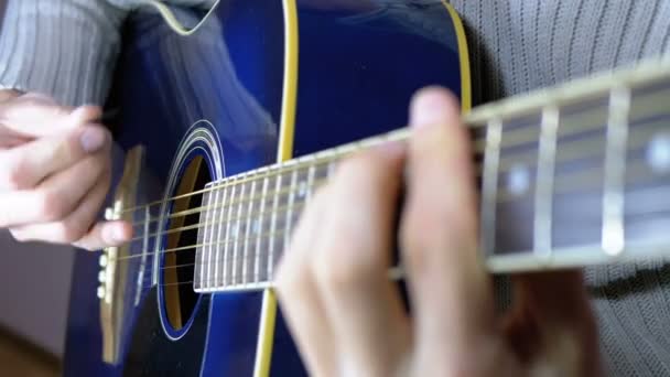 Hombre tocando una guitarra acústica. Movimiento lento — Vídeos de Stock