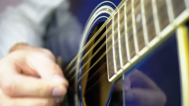 Man Bermain gitar akustik dengan Mediator — Stok Video