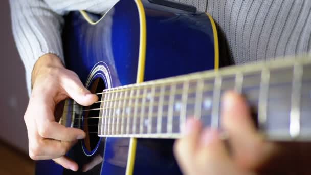 Mann spielt Akustikgitarre. langsame Bewegung der vibrierenden Saite. Zeitlupe — Stockvideo