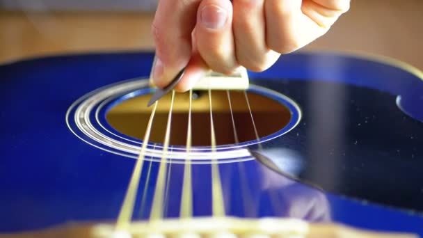 Повільний рух вібраційної струни на акустичній гітарі. Повільний рух — стокове відео