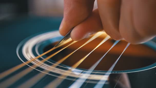 Movimiento lento de la cuerda vibrante en la guitarra acústica. Movimiento lento — Vídeo de stock