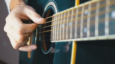 Adam bir akustik gitar çalmak. Ağır çekim