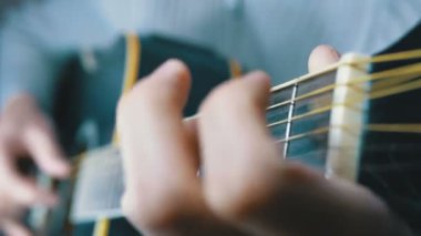 Müzisyen akorları akustik gitar Frets on kıskaç. Ağır çekim