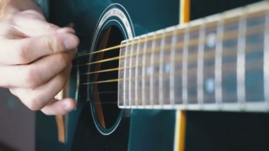 Adam bir akustik gitar çalmak. Ağır çekim