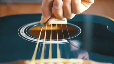 Akustik gitar titreşimli dize yavaş hareket. Ağır çekim