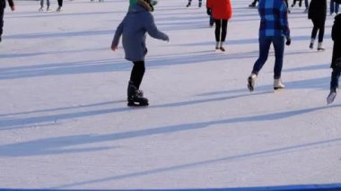 Güneşli bir günde buz pateni pisti üzerinde patinaj insanlardır. Ağır çekim