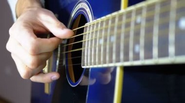 Adam bir akustik gitar çalmak. Ağır çekim