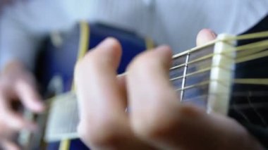Müzisyen akorları akustik gitar Frets on kıskaç. Ağır çekim