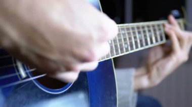 Adam bir akustik gitar çalmak. Ağır çekim