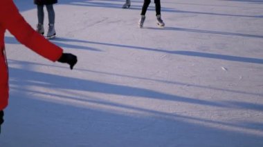 İnsanlar buz pateni pisti üzerinde Patinaj güneşli bir günde