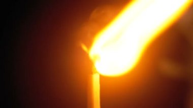 Maç ve siyah bir zemin üzerine alev tutuşabilme. Ağır çekim