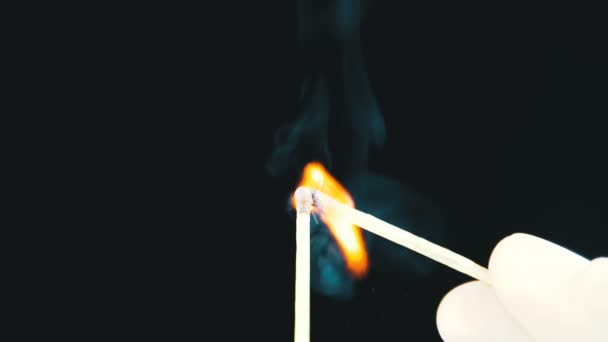 Lit Match and Flame em um fundo preto e depois sai criando um monte de fumaça — Vídeo de Stock