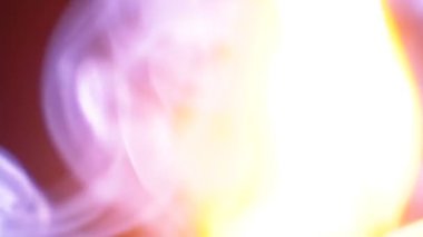 Bulanık duman ve alev siyah bir arka plan üzerinde. Ağır çekim