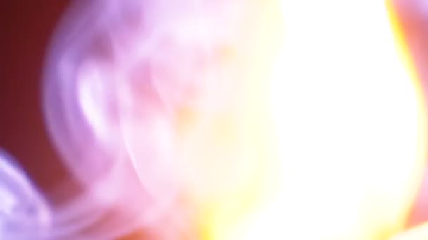 Fumée trouble et flamme sur fond noir. Mouvement lent 