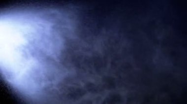 Aerosol spreyler küçük Su damlacıkları siyah bir arka plan üzerinde. Ağır çekim