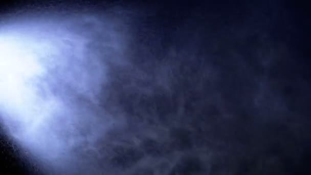 Αεροζόλ σπρέι μικρές σταγόνες νερού πάνω σε μαύρο φόντο. Αργή κίνηση — Αρχείο Βίντεο