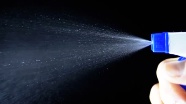 Aerosol Sprüht Kleine Wassertropfen Auf Einen Schwarzen Hintergrund Zeitlupe 180 — Stockvideo