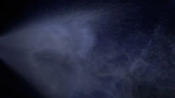Wasserspray vor schwarzem Hintergrund. Zeitlupe — Stockvideo