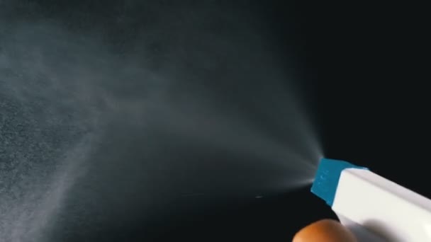 Αεροζόλ σπρέι μικρές σταγόνες νερού πάνω σε μαύρο φόντο. Αργή κίνηση — Αρχείο Βίντεο