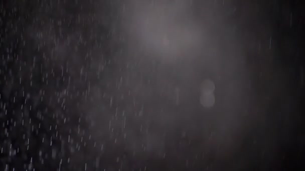 Water Spray tegen zwarte achtergrond. Slow Motion — Stockvideo