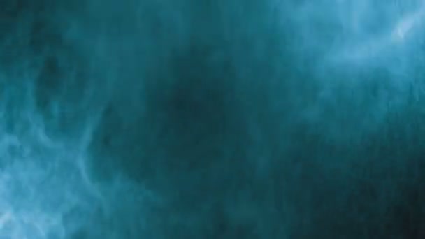 Aérosol vaporise de petites gouttes d'eau sur un fond noir. Mouvement lent 