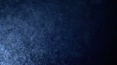 Aerosol spreyler küçük Su damlacıkları siyah bir arka plan üzerinde. Ağır çekim