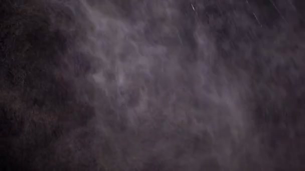 Water Spray tegen zwarte achtergrond. Slow Motion — Stockvideo