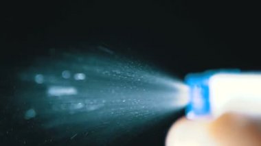 Aerosol spreyler küçük Su damlacıkları siyah bir arka plan üzerinde. Ağır çekim