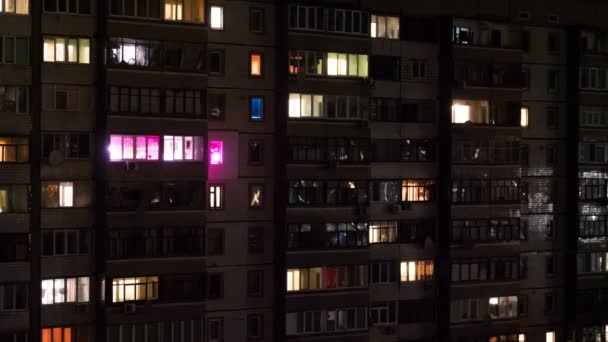 Vícepodlažní budova s měnící se oknem osvětlení v noci — Stock video