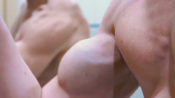 Aufgepumpter Bizeps an der Hand eines jungen Mannes — Stockvideo