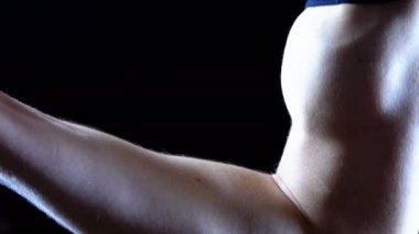 Pazı bir genç adamın elde siyah arka plan üzerinde yukarı pompalanır