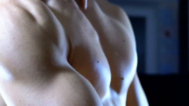 Göğüs ve pazı seksi genç erkek vücut siyah arka plan üzerinde yukarı pompalanır