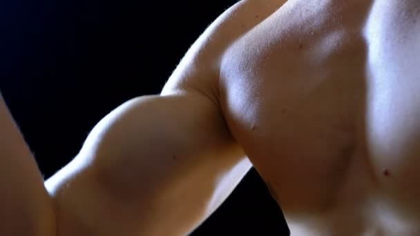Αντλούνται μέχρι Δικέφαλος μυς σε νέους επανδρώνει το χέρι σε μαύρο φόντο — Αρχείο Βίντεο